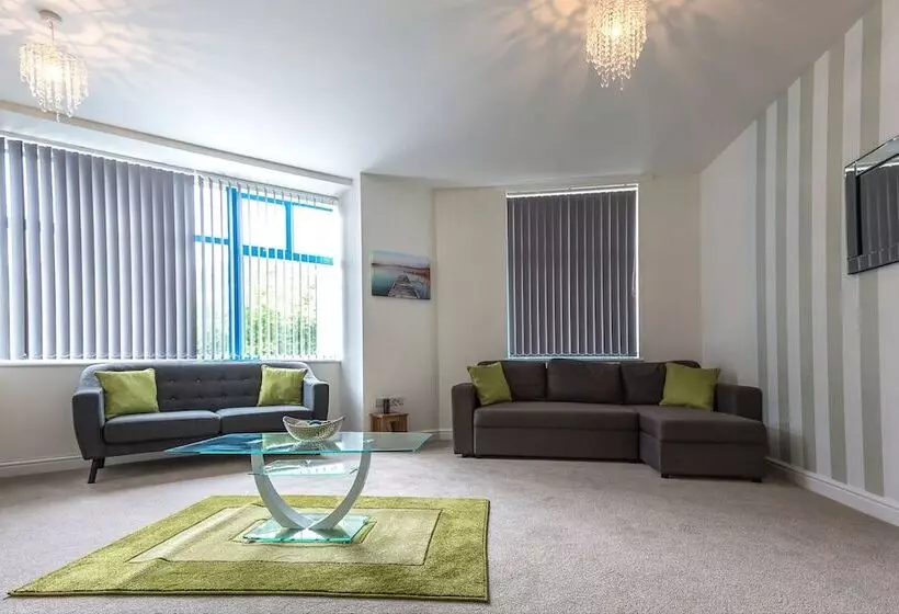 Comfortable Swindon Town Centre Apartments, Free Parking, Sleeps Up To 8
