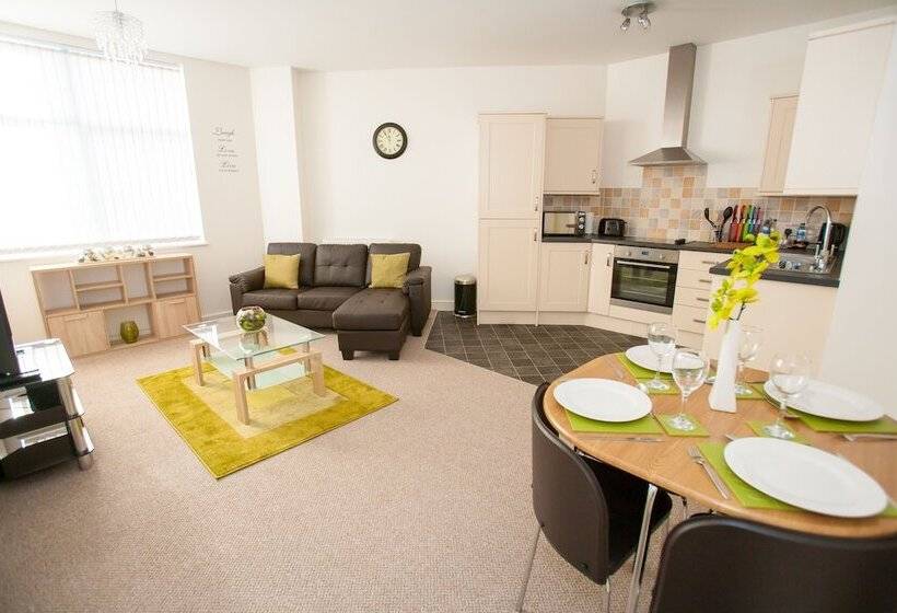 Comfortable Swindon Town Centre Apartments, Free Parking, Sleeps Up To 8