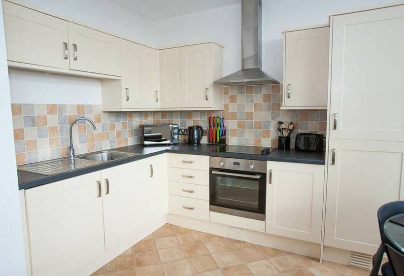 Comfortable Swindon Town Centre Apartments, Free Parking, Sleeps Up To 8