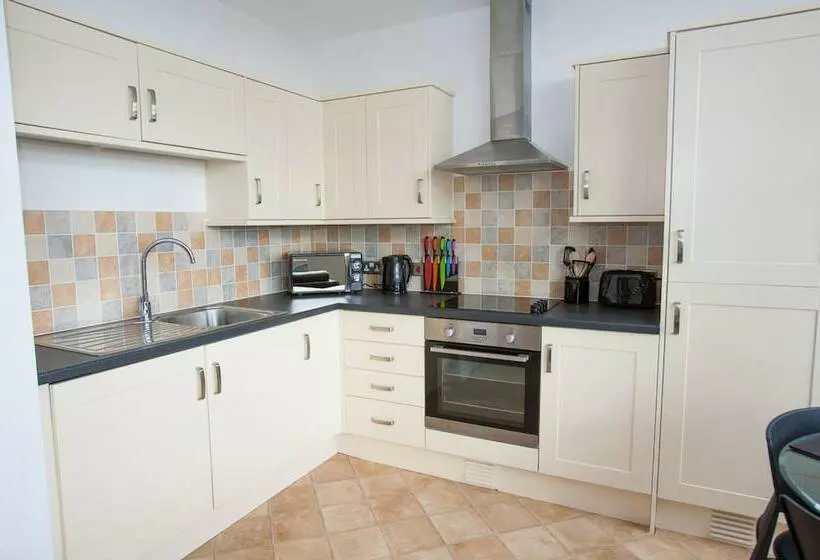 Comfortable Swindon Town Centre Apartments, Free Parking, Sleeps Up To 8