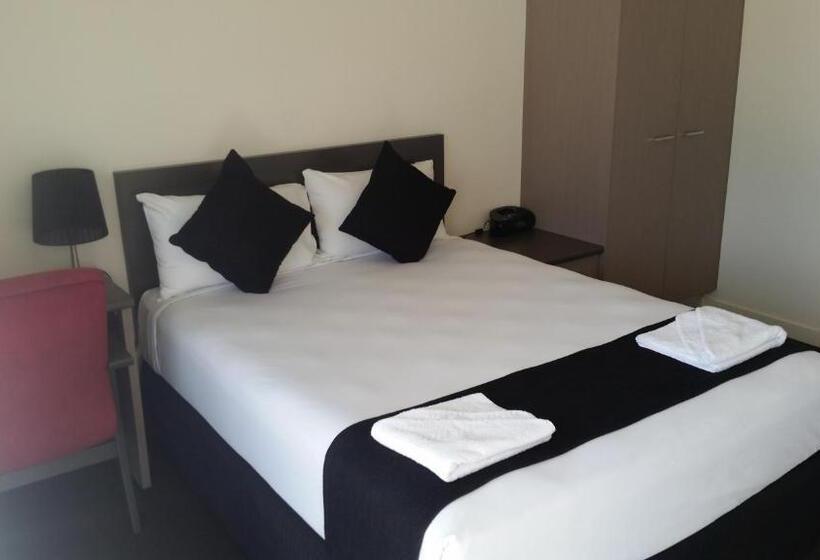 Dooleys Tavern And Motel Capella