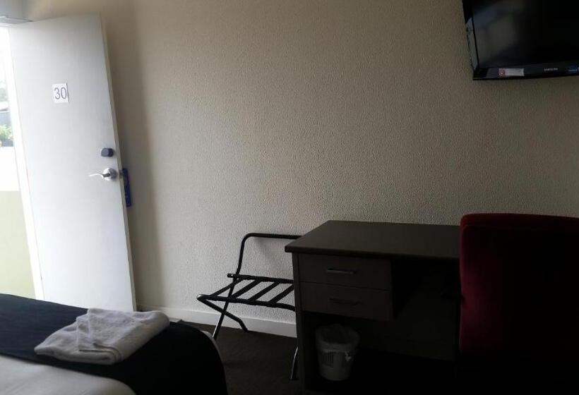 Dooleys Tavern And Motel Capella