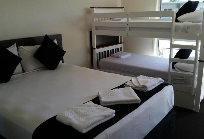 Dooleys Tavern And Motel Capella