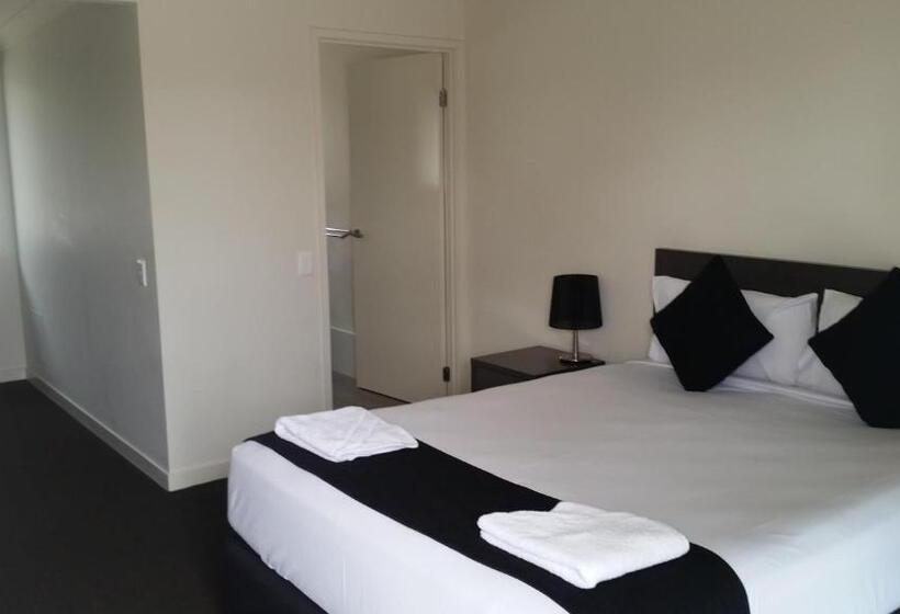 Dooleys Tavern And Motel Capella