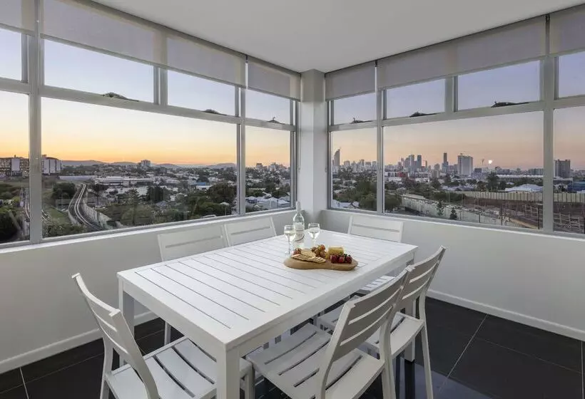 Отель Oaks Brisbane Woolloongabba Suites