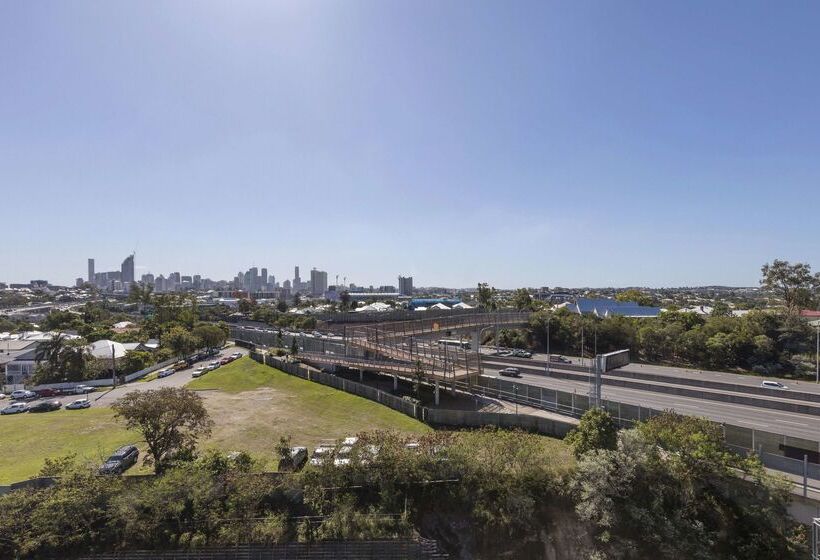 בית מלון כפרי Oaks Brisbane Woolloongabba Suites