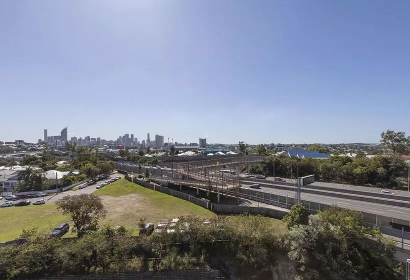 Отель Oaks Brisbane Woolloongabba Suites