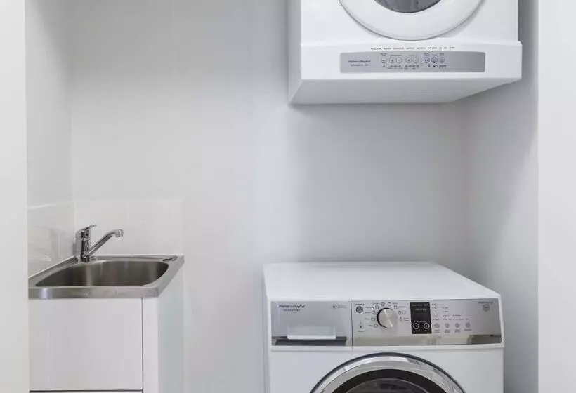 Отель Oaks Brisbane Woolloongabba Suites