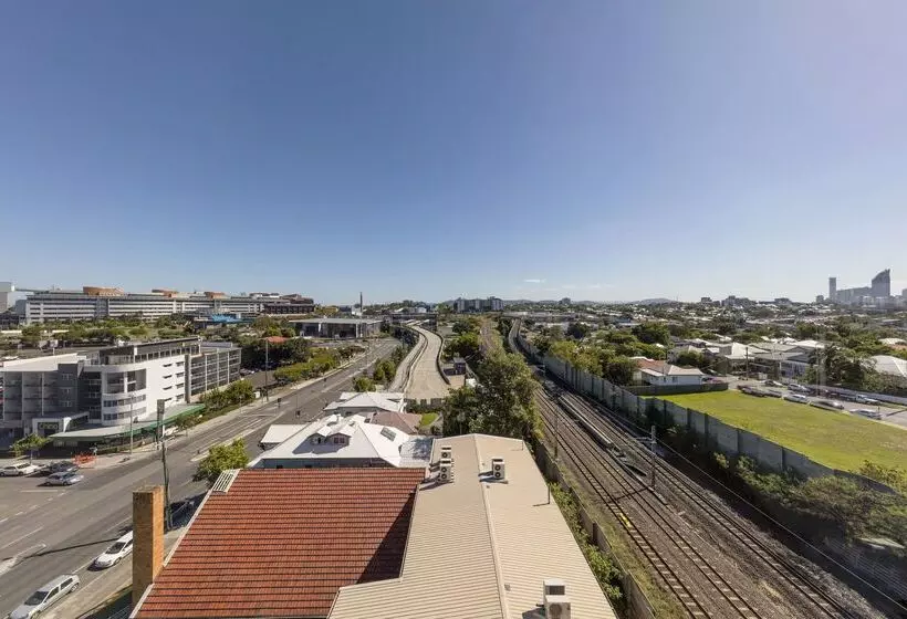 Отель Oaks Brisbane Woolloongabba Suites