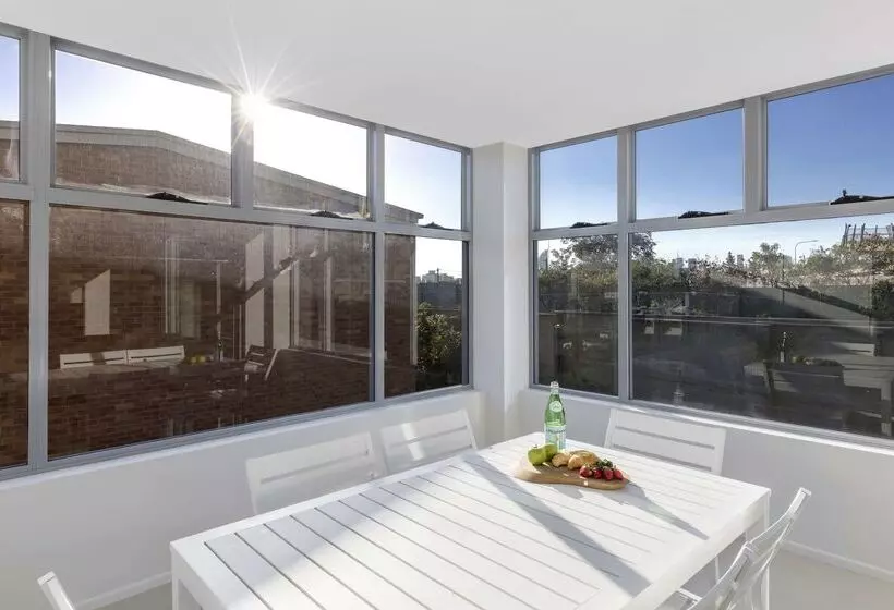 Отель Oaks Brisbane Woolloongabba Suites