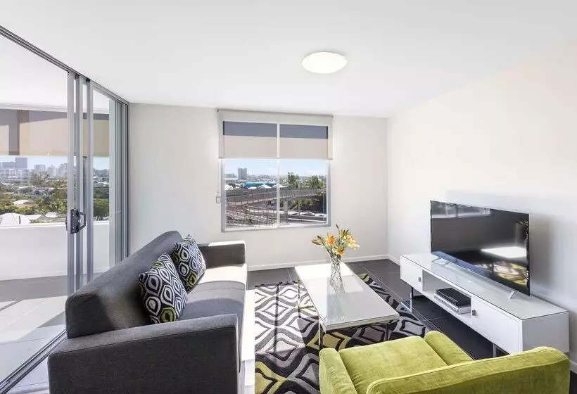 Отель Oaks Brisbane Woolloongabba Suites