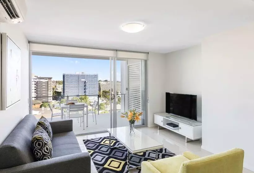 Отель Oaks Brisbane Woolloongabba Suites
