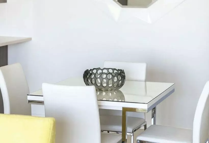 Отель Oaks Brisbane Woolloongabba Suites