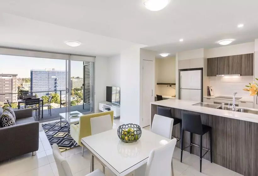 Отель Oaks Brisbane Woolloongabba Suites