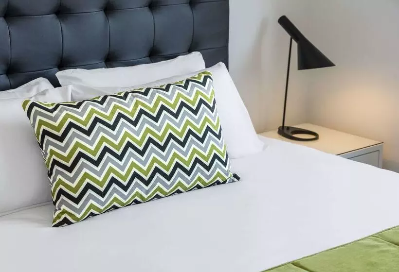 Отель Oaks Brisbane Woolloongabba Suites