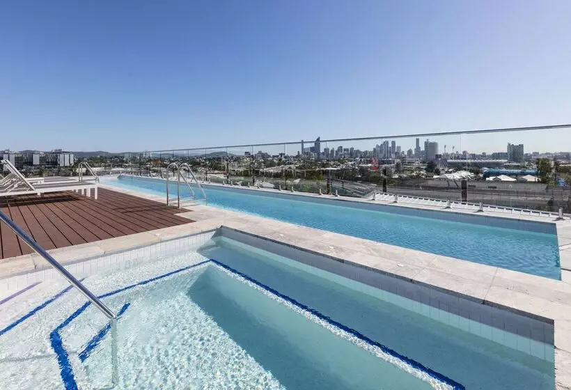 Отель Oaks Brisbane Woolloongabba Suites