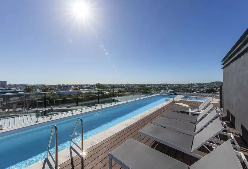 Отель Oaks Brisbane Woolloongabba Suites