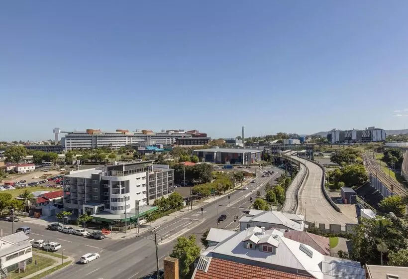 Отель Oaks Brisbane Woolloongabba Suites