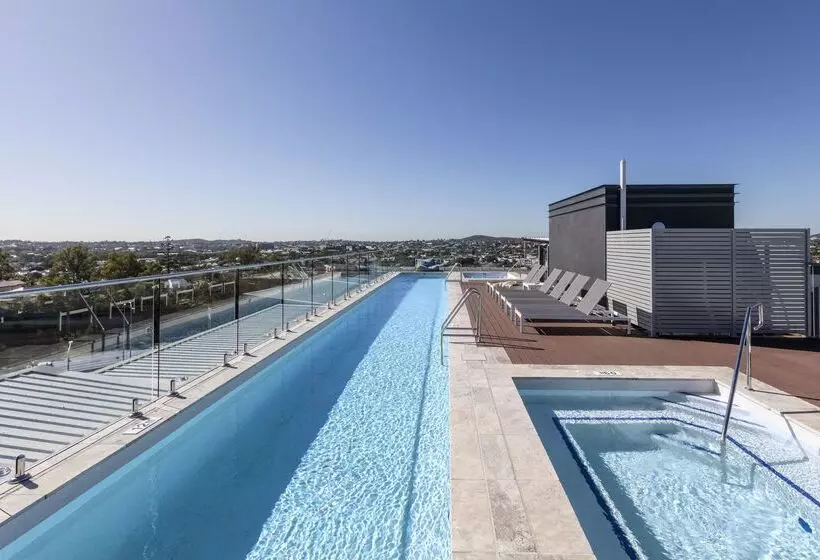 Отель Oaks Brisbane Woolloongabba Suites
