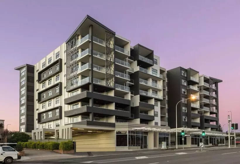 Отель Oaks Brisbane Woolloongabba Suites