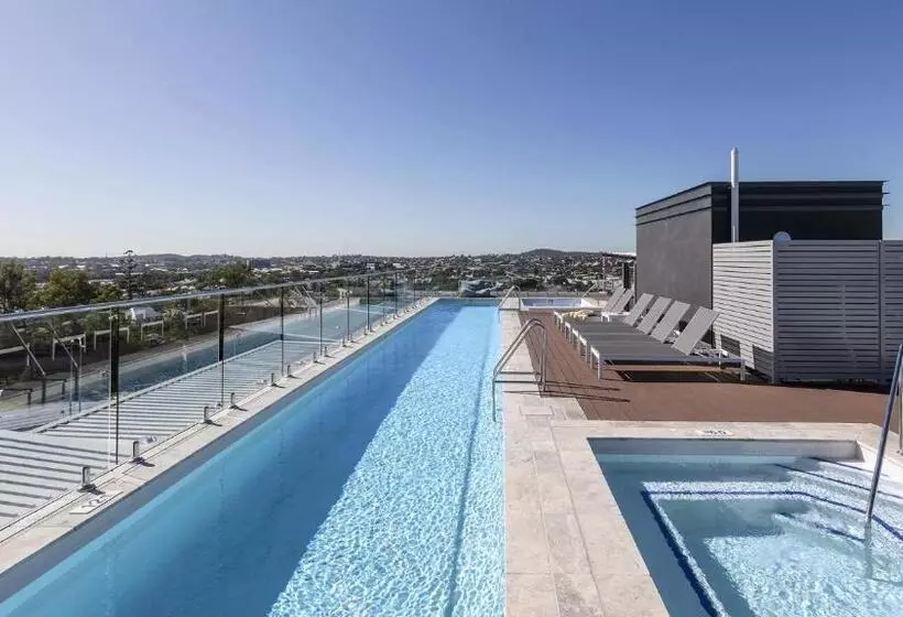Отель Oaks Brisbane Woolloongabba Suites