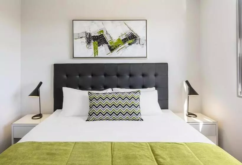 Отель Oaks Brisbane Woolloongabba Suites