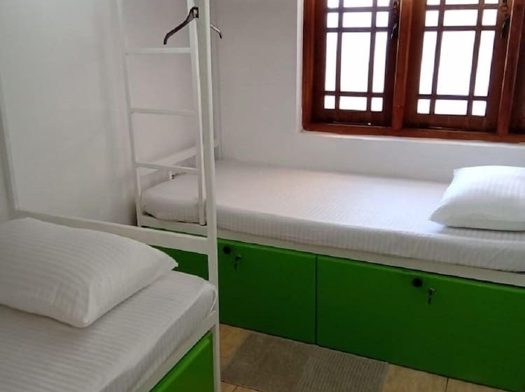 Kandy Walkers Hostel