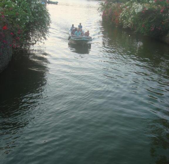 ペンション Adara Negombo