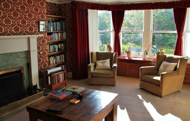 Bed and Breakfast Tirindrish House