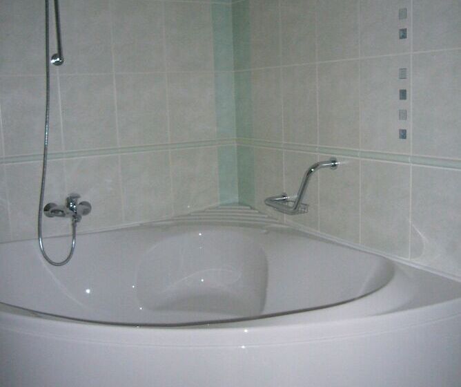 בית מלון כפרי Ostrov Garni