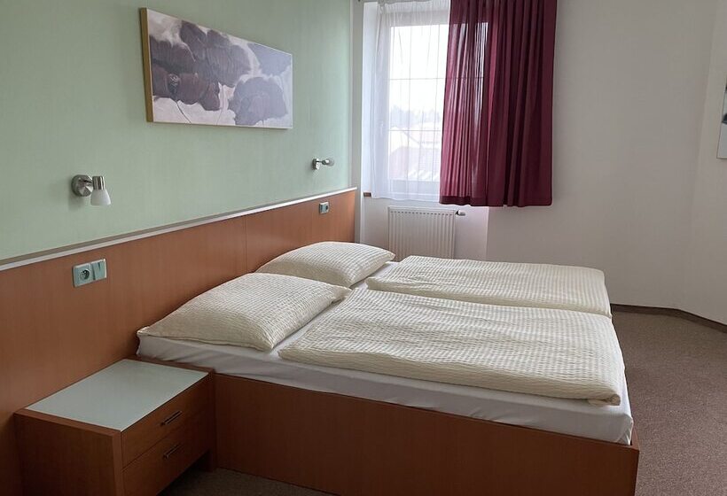 בית מלון כפרי Ostrov Garni