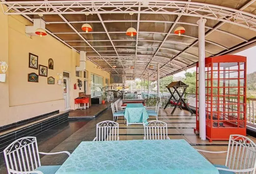 هتل Redwood Resort