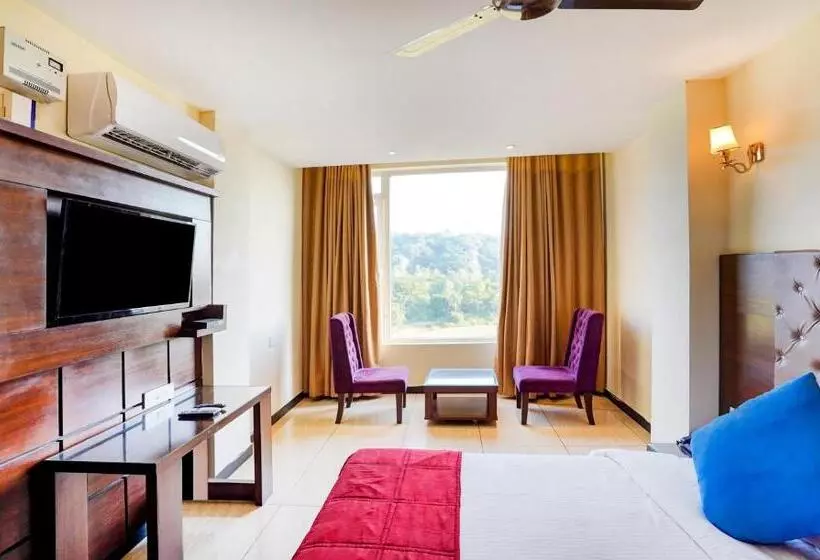 هتل Redwood Resort