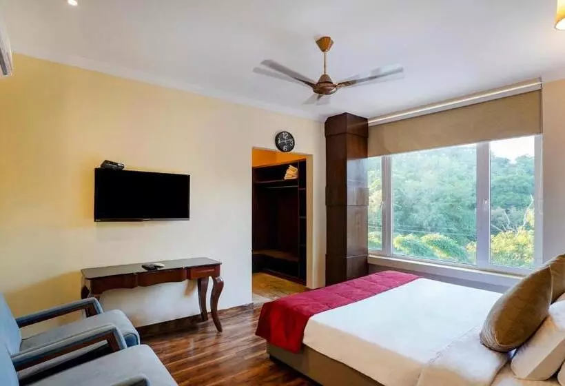 هتل Redwood Resort