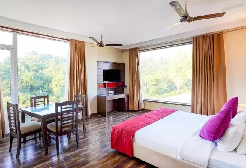 هتل Redwood Resort