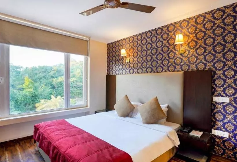 هتل Redwood Resort