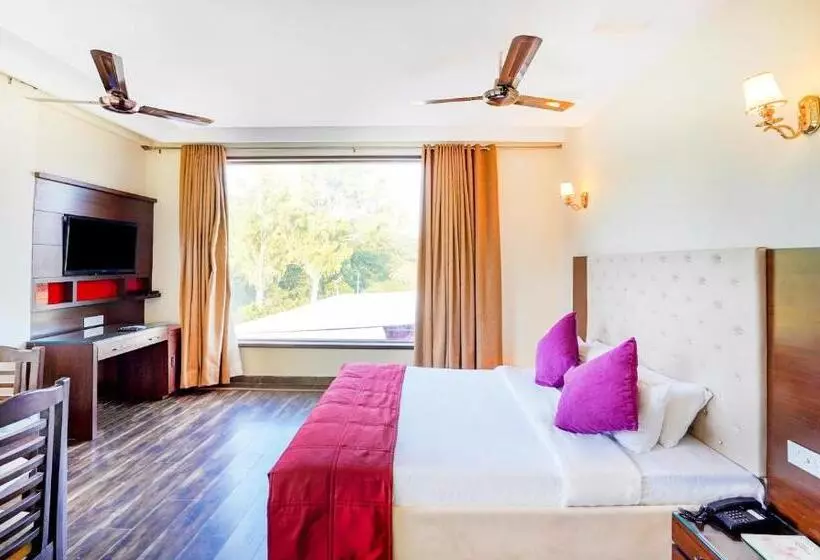 هتل Redwood Resort