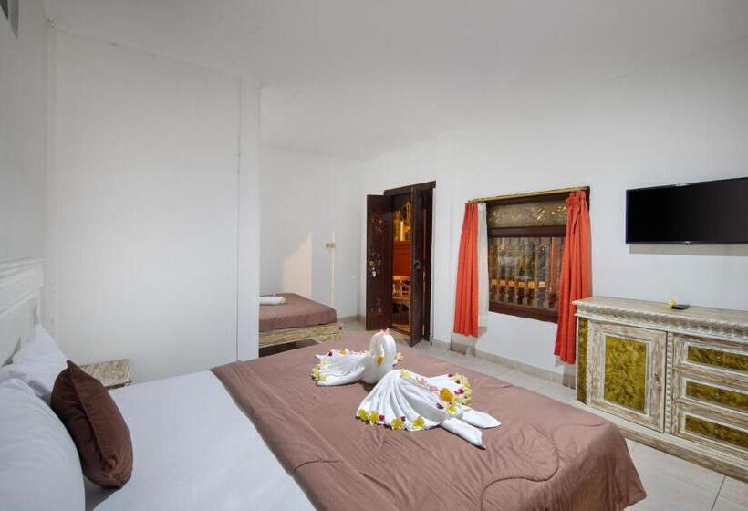 Отель Lumbung Sari Legian