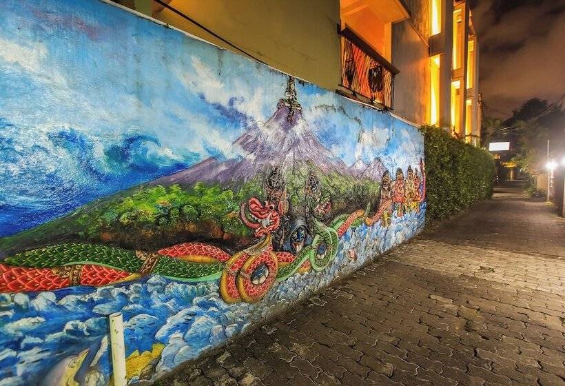 Отель Lumbung Sari Legian