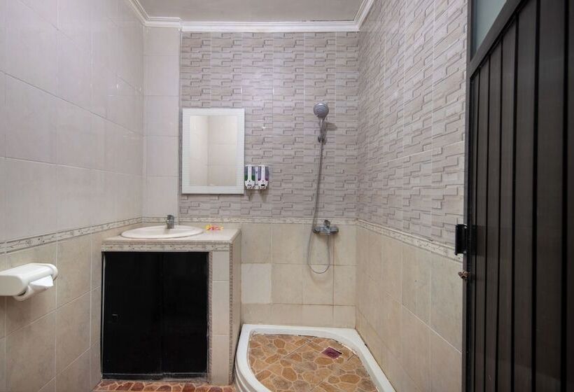 Отель Lumbung Sari Legian