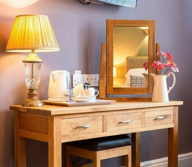 The Lounge Hotel & Bar