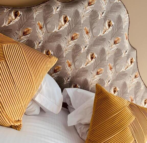 The Lounge Hotel & Bar