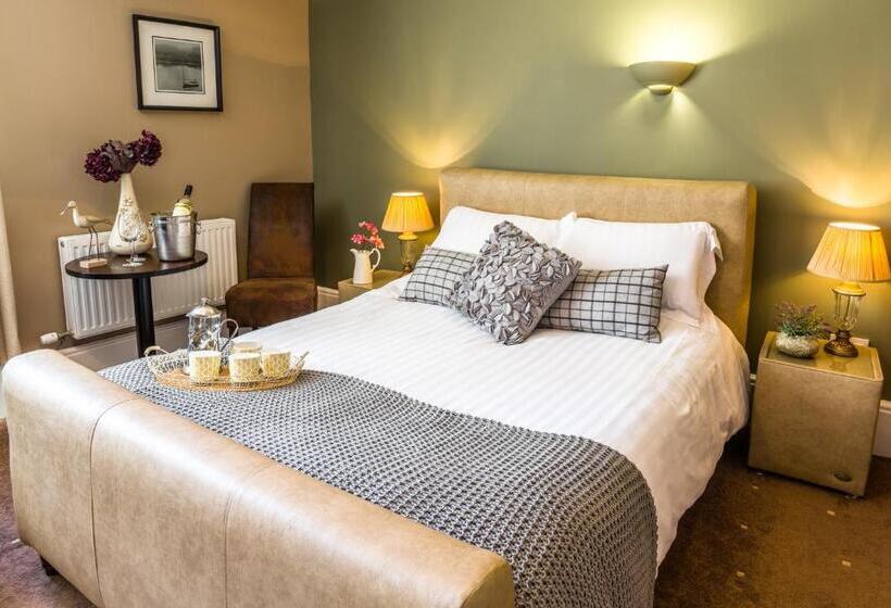 The Lounge Hotel & Bar