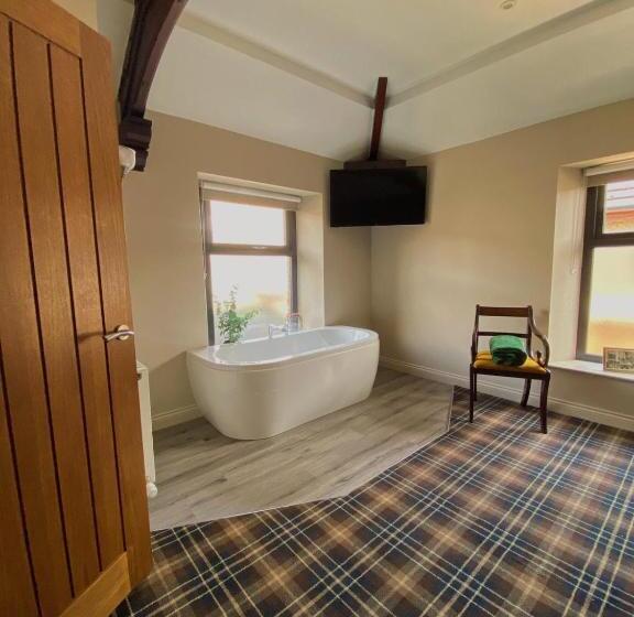 The Lounge Hotel & Bar