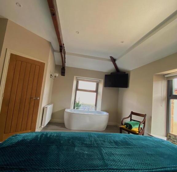 The Lounge Hotel & Bar