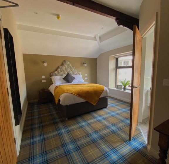 The Lounge Hotel & Bar