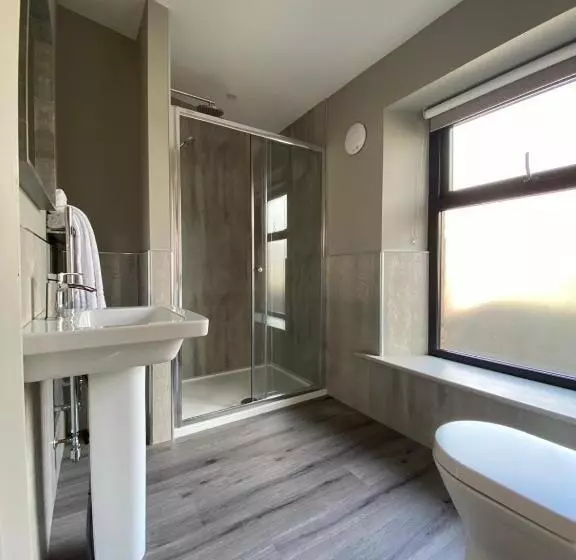 The Lounge Hotel & Bar