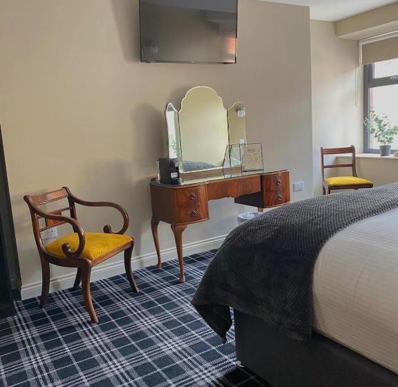 The Lounge Hotel & Bar