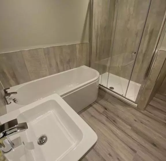 The Lounge Hotel & Bar