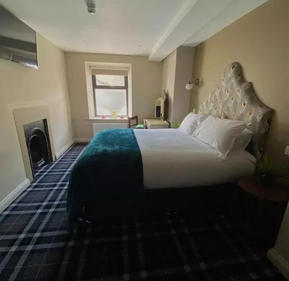 The Lounge Hotel & Bar